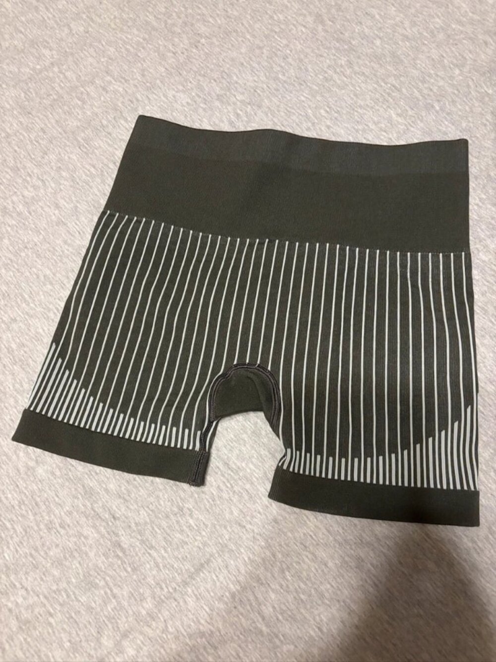 Vuori Seamless Sports Bra & Shorts Set Black/Gray Women's Top S / Shorts S - Picture 4 of 5